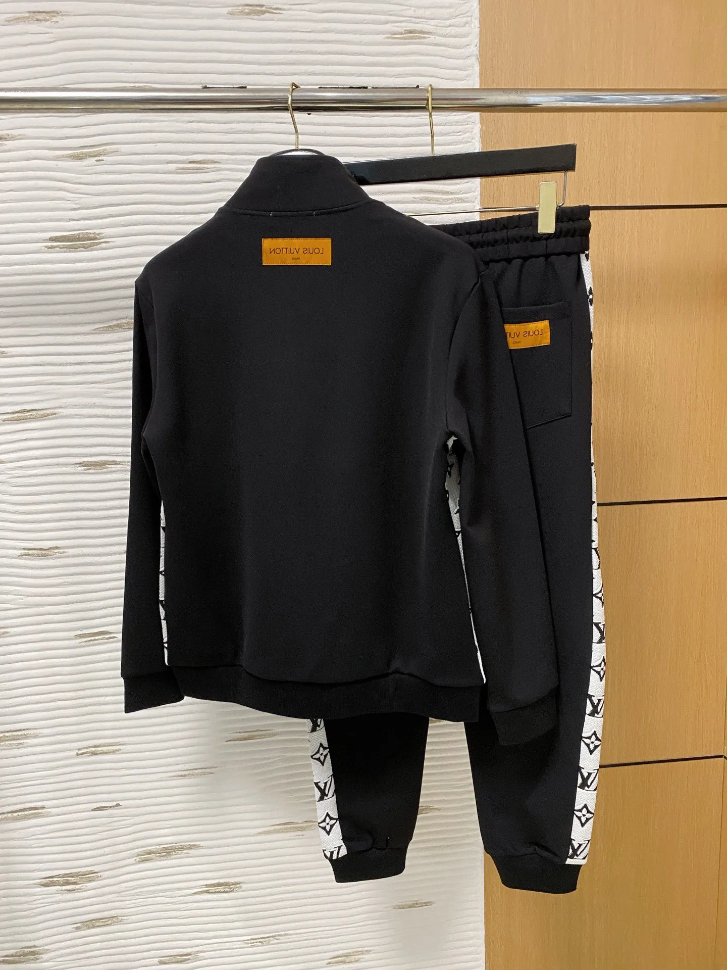 🅿️720 [LV Louis Vuitton] hot-selling suit is coming. Focus on the original version of the official website. 2025 new hot-selling cardigan and sweatshirt suit. The original order is the best. 🇭🇰The meticulous work of top designers. It has a fitting and perfect upper body effect. All-natural high-quality Tencel Roman cotton 100%, close-fitting comfort, noble and elegant! Original hardware embodies elegance and nobility! Counter size: M-3XL (maximum wear up to 190 pounds)